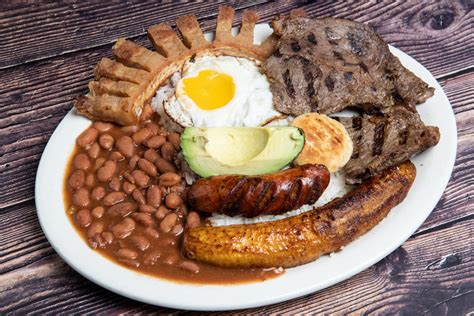  Bandeja Paisa: Ein Symphonie der Aromen und Texturen auf dem Teller!