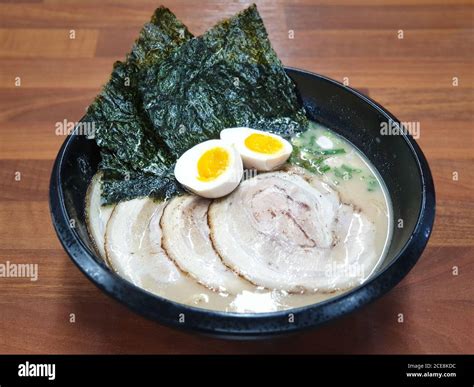  Hakata Ramen – Ein schmackhaftes Nudelgericht mit köstlicher Brühe für warme Winterabende!