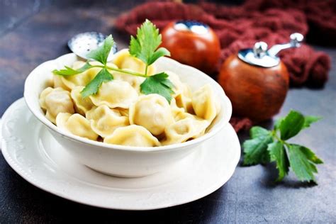  Pelmeni: Eine herzhafte Füllungsfreude mit erfrischenden Saucenexperimenten!