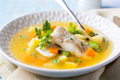  Sansha-Style Fischsuppe: Ein verführerisch salziges Meisterwerk der maritimen Küche!