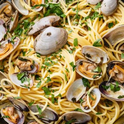  Spaghetti alle Vongole - Eine Symphonie aus Meeresfrüchten und Knoblauchfeuerwerk!