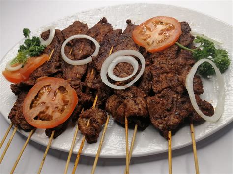  Suya: Ein würziges Barbecue-Erlebnis mit einem Hauch von geräuchertem Himmel!