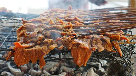  Suya! Ein unvergessliches Grill-Erlebnis aus dem Herzen Nigerias