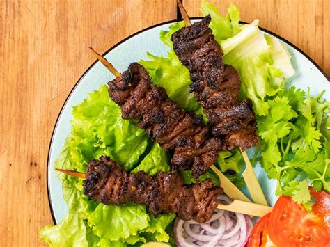  Suya: Ein unwiderstehliches Gaumenerlebnis mit gerösteten Gewürzen und einer saftigen Textur!